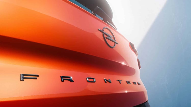 Inscription Frontera sur le hayon de l’Opel Frontera électrique avec logo Opel