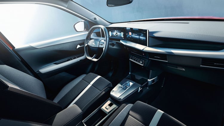 Habitacle de l’Opel Frontera électrique avec double écran numérique de 10 pouces et tableau de bord moderne