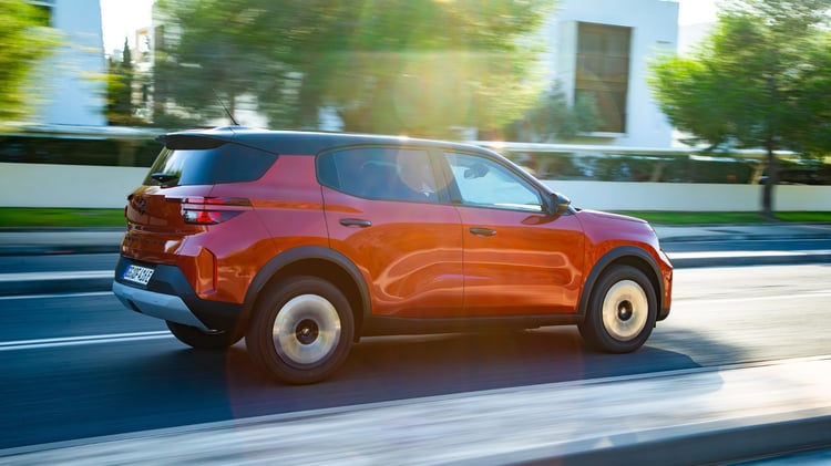 Opel Frontera électrique rouge en circulation en ville vue latérale