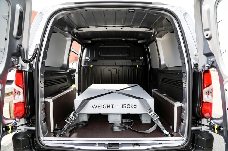 À l'arrière de l'utilitaire électrique