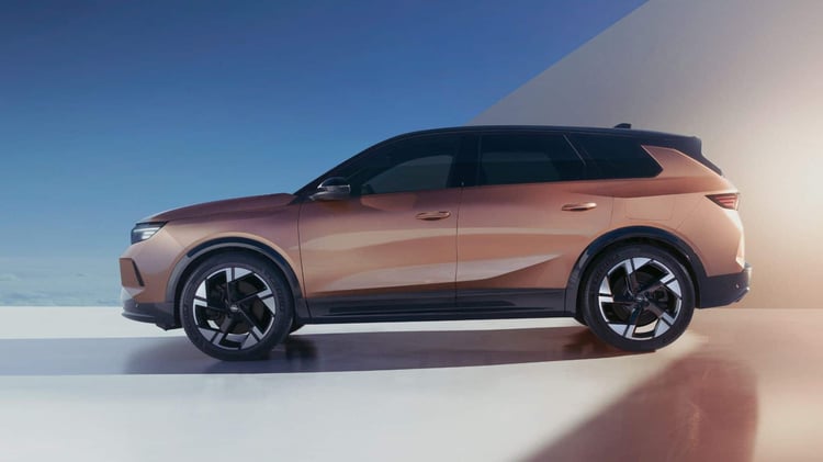 Opel Grandland Electric en vue de profil, SUV électrique de 4,65 m reposant sur la plateforme STLA Medium.