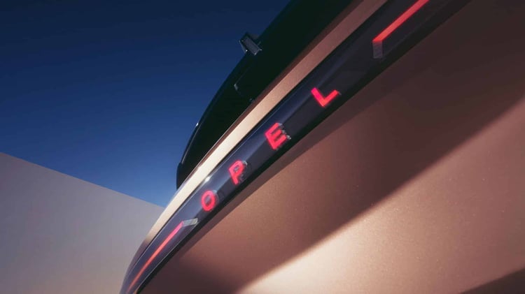 Détail arrière du nouvel Opel Grandland Electric avec lettrage OPEL illuminé intégré au bandeau lumineux.