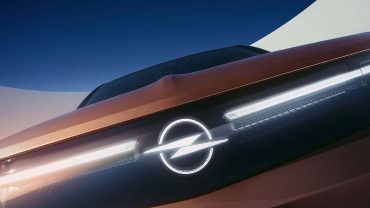 Détail de la face avant du nouvel Opel Grandland Electric avec logo Opel illuminé et bandeau lumineux Vizor 3D.