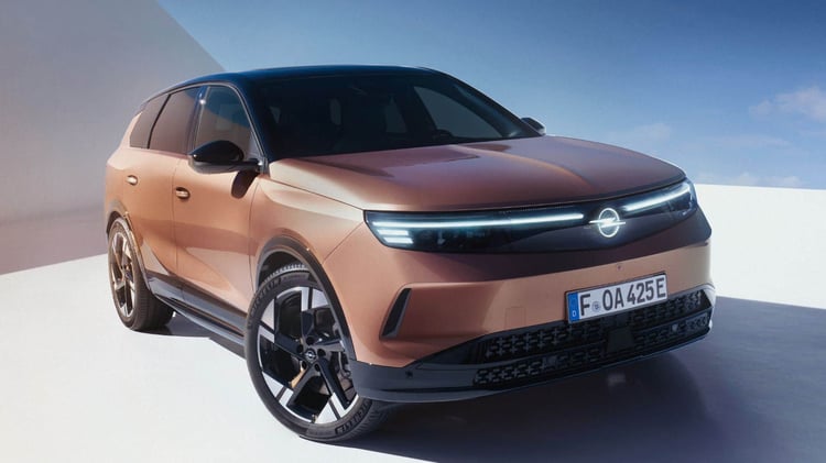 Opel Grandland Electric vu de trois-quarts avant avec face avant Vizor 3D et logo Opel illuminé.