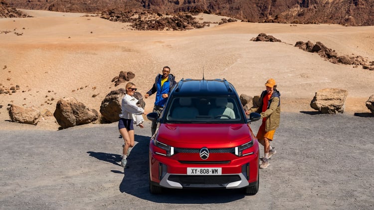Citroën ë-C3 Aircross électrique 113 ch à l’arrêt, vue de face avec personnes à proximité