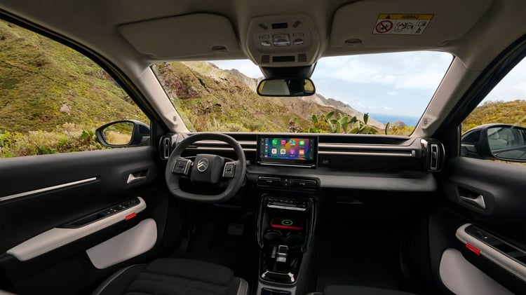 Planche de bord du Citroën ë-C3 Aircross électrique avec écran central et volant