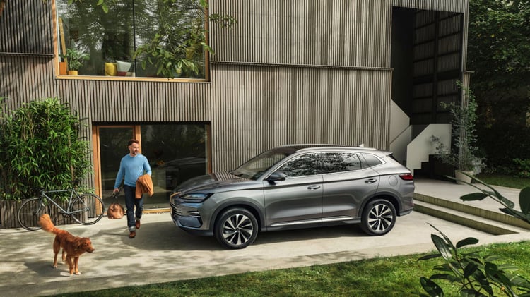 BYD Seal U DM-i SUV hybride rechargeable stationné devant une maison moderne