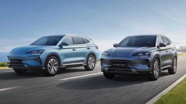 Deux SUV BYD Seal U DM-i hybrides rechargeables sur route en versions Boost, Comfort et Design