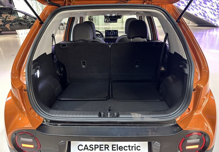 Le coffre de la Hyundai Casper électrique peut facilement accueillir une grosse valise.