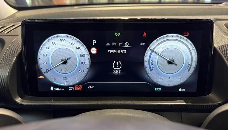 Le combiné d'instrumentation numérique est assez classique