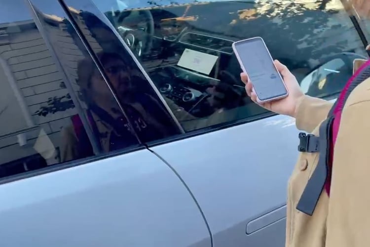 Déverrouillage de la porte d'un taxi Waymo