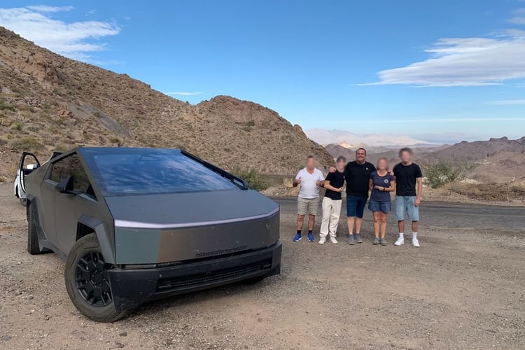 Sébastien et sa famille à côté d'un Tesla Cybertruck