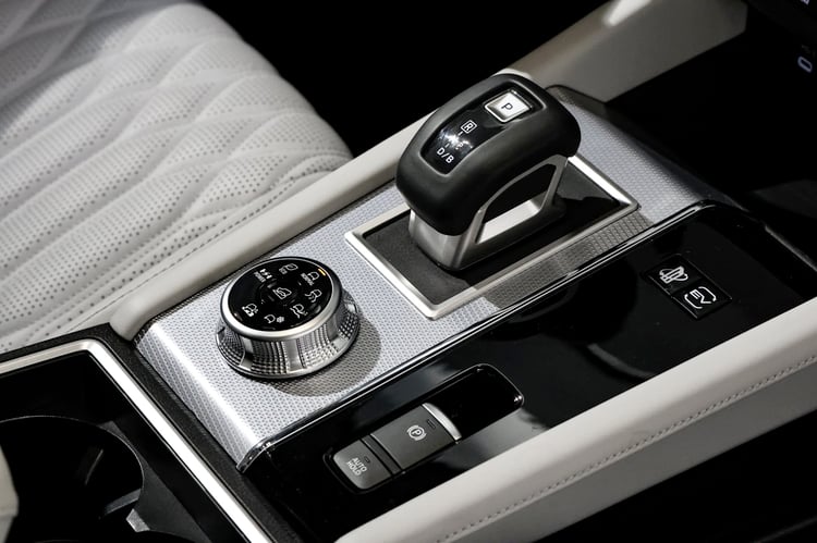 Console centrale du SUV PHEV