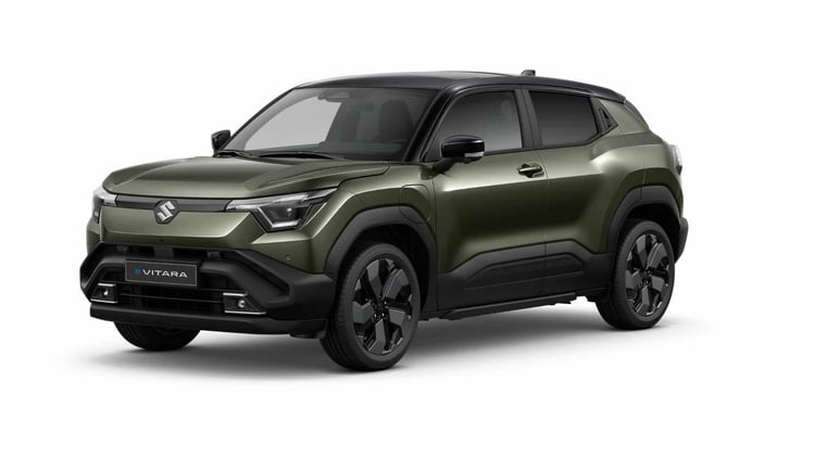 Suzuki e Vitara électrique vert en vue trois quarts avant sur fond neutre