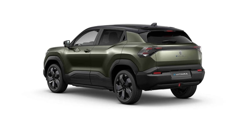 Suzuki e Vitara électrique vu de l’arrière en trois quarts sur fond neutre