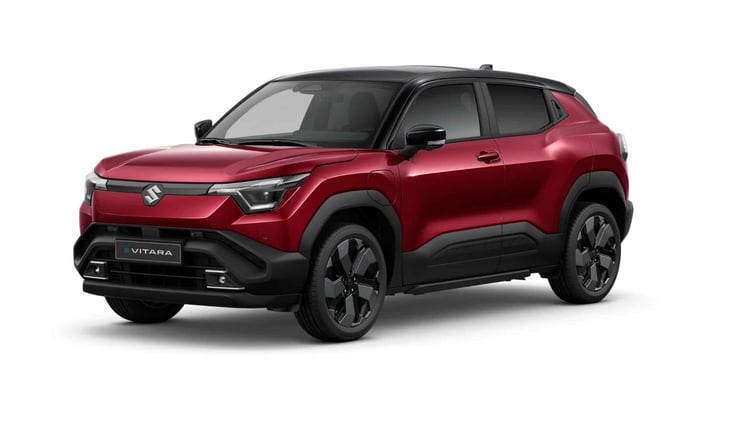 Suzuki e Vitara électrique rouge en vue trois quarts avant sur fond neutre