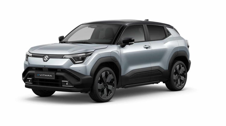 Suzuki e Vitara électrique gris en vue trois quarts avant sur fond neutre