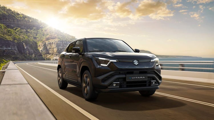 Suzuki e Vitara électrique circulant sur une route côtière