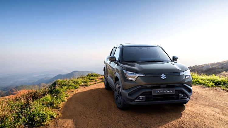 Suzuki e Vitara électrique stationné sur un chemin en hauteur