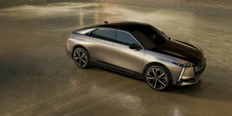 Vue plongeante de la DS N°8 électrique finition Étoile avec toit noir et ligne de toit fuyante