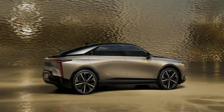 Profil latéral de la DS N°8 électrique finition Étoile avec ligne de toit fuyante