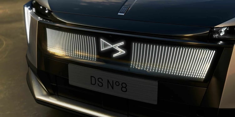 Calandre lumineuse et logo DS éclairé sur la DS N°8 électrique finition Étoile