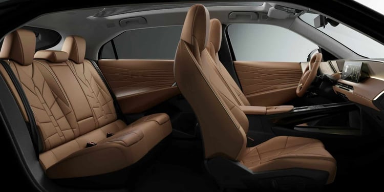 Habitacle de la DS N°8 électrique avec sièges en cuir brun et banquette arrière