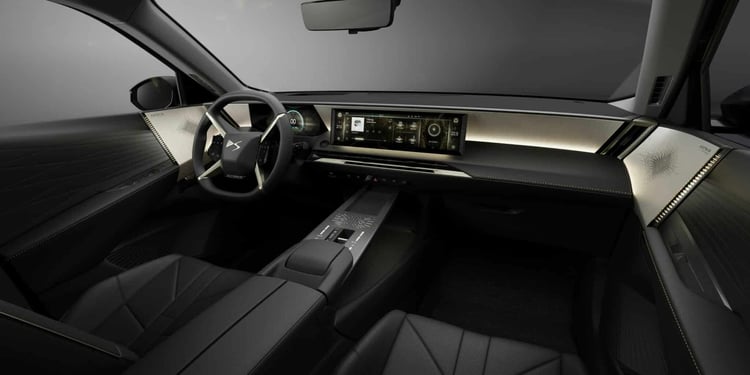 Poste de conduite de la DS N°8 électrique avec écran panoramique et volant multifonction