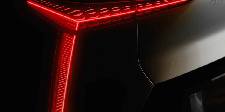 Feu arrière LED de la DS N°8 électrique avec signature lumineuse verticale