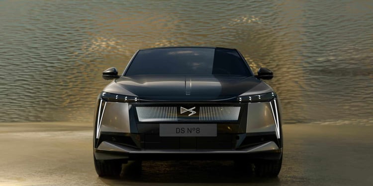 Face avant de la DS N°8 électrique finition Étoile avec calandre lumineuse