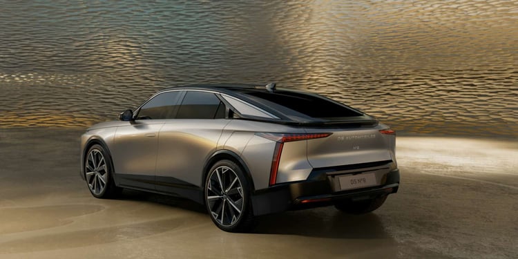 Vue arrière trois quarts de la DS N°8 électrique finition Étoile