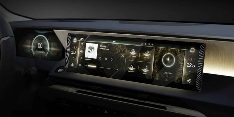 Écran panoramique du tableau de bord de la DS N°8 électrique avec interface multimédia et navigation
