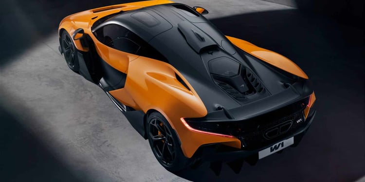 Une vue globale de la McLaren W1, capturant son design pensé pour maximiser l’efficacité et l’impact visuel.