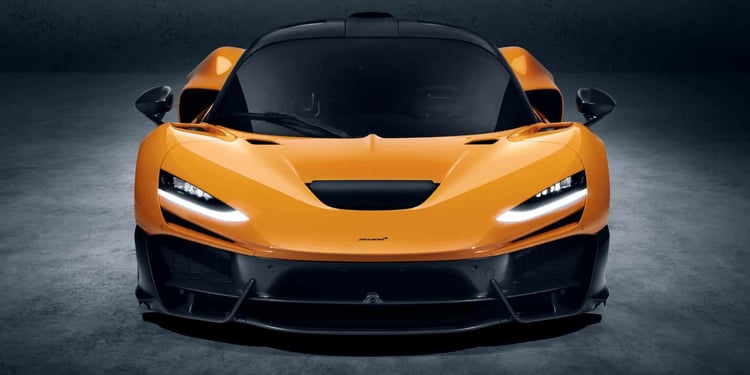 Un gros plan sur la face avant de la McLaren W1, avec ses projecteurs LED et sa calandre agressive.