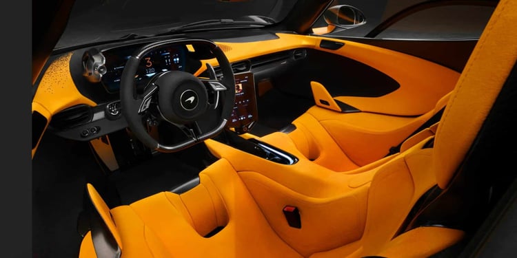 Une vue captivante de l’extérieur de la McLaren W1, révélant son design racé et ses lignes dynamiques.

