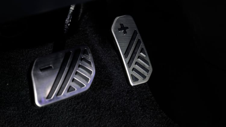 Pédales en aluminium de la Kia EV4 Fastback avec marquage « + ».