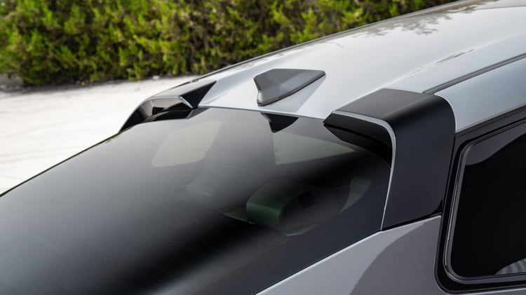 Détail du pavillon de la Kia EV4 Fastback avec aileron arrière intégré et antenne de toit.