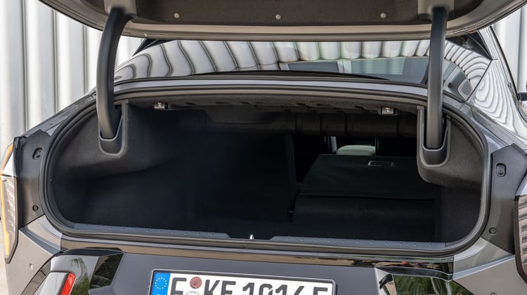 Coffre de la Kia EV4 Fastback ouvert