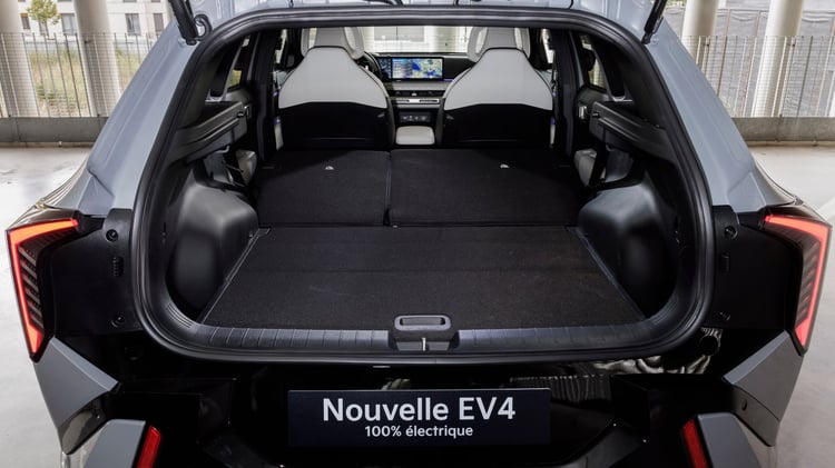Coffre de la Kia EV4 avec banquette arrière rabattue, offrant un plan de chargement allongé.