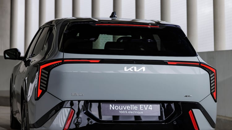 Vue arrière de la Kia EV4 avec feux à LED à signature lumineuse horizontale et verticale.