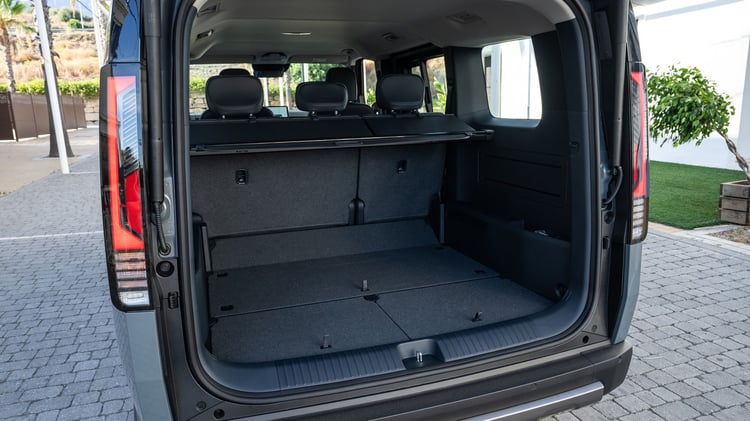 Coffre du Kia PV5 Passenger avec hayon ouvert et banquette arrière en place