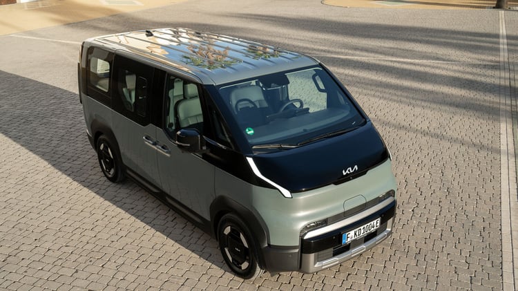 Kia PV5 Passenger électrique vu de trois-quarts avant, carrosserie bicolore, cinq portes, surfaces vitrées étendues