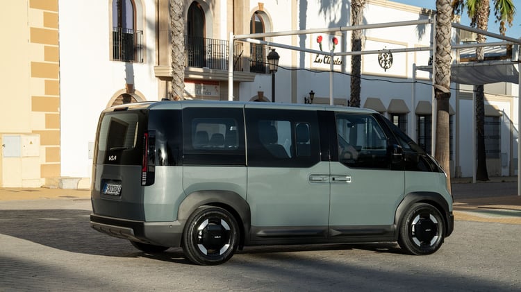 Kia PV5 Passenger électrique vu de profil, carrosserie bicolore, portes latérales coulissantes, cinq places