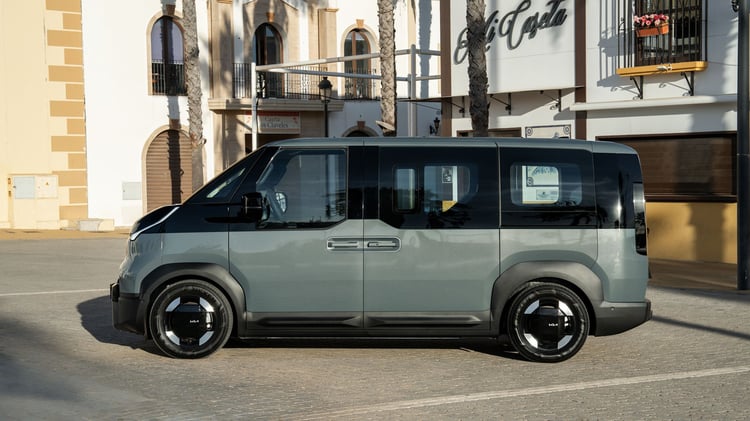 Kia PV5 Passenger électrique vu de profil, van cinq places avec portes latérales coulissantes