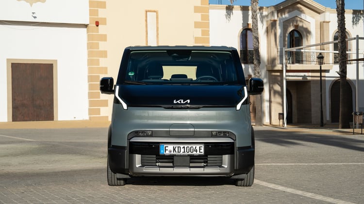 Kia PV5 Passenger électrique vu de face, signature lumineuse à LED et face avant verticale