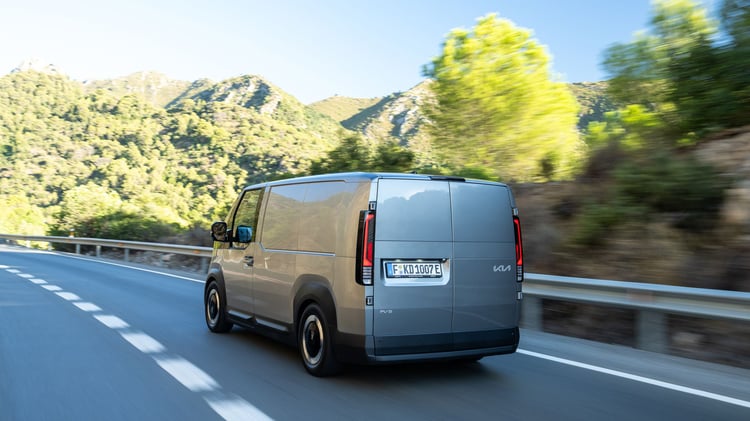 Kia PV5 Cargo électrique L2H1 en circulation, vue arrière trois-quarts