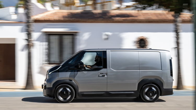 PV5 Cargo électrique L2H1 en circulation, vue latérale