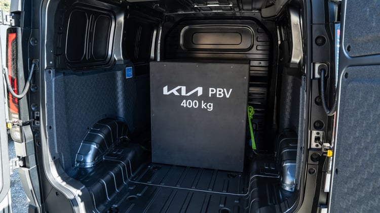 Espace de chargement du Kia PV5 Cargo électrique L2H1, vue depuis l’arrière