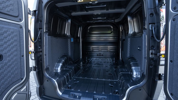 Espace de chargement arrière du Kia PV5 Cargo électrique L2H1, portes battantes ouvertes