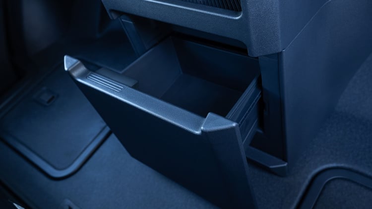 Tiroir de rangement ouvert dans l’habitacle du Kia PV5 Cargo électrique